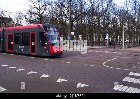 L'Aia, Paesi Bassi - 25 febbraio 2022: Tram moderno nel centro della città dell'Aia Foto Stock