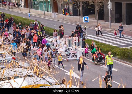 Pamplona, Navarra Spagna marzo 26 2022, popolare marcia chiamato Korrica 22nd per rivendicare l'uso della lingua basca Foto Stock