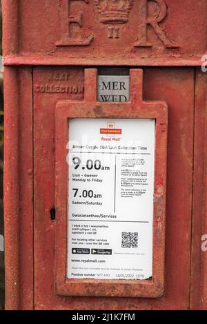 Royal Mail Postbox mostra i tempi per le collezioni, Llanfoist, Galles, Regno Unito Foto Stock