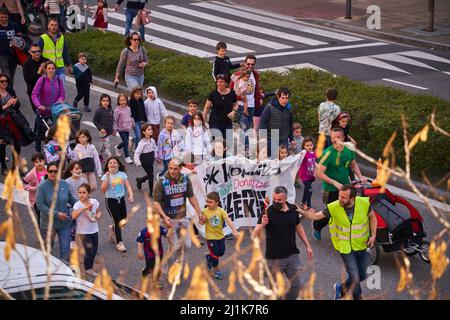 Pamplona, Navarra Spagna marzo 26 2022, popolare marcia chiamato Korrica 22nd per rivendicare l'uso della lingua basca Foto Stock