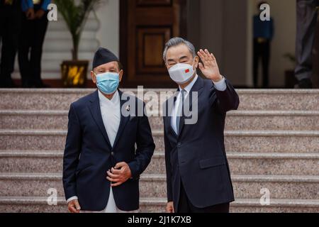 Kathmandu, Nepal. 26th Mar 2022. Il ministro degli Esteri nepalese Narayan Khadka (L) e il ministro degli Esteri cinese Wang Yi si sono alzati per partecipare all'incontro. Un Memorandum of Understanding (MoU) è stato firmato tra le due parti per l'assistenza finanziaria e tecnica, lo studio di fattibilità dei progetti delle linee di trasmissione e un gruppo di operatori sanitari cinesi che forniscono servizi in Nepal. Credit: SOPA Images Limited/Alamy Live News Foto Stock