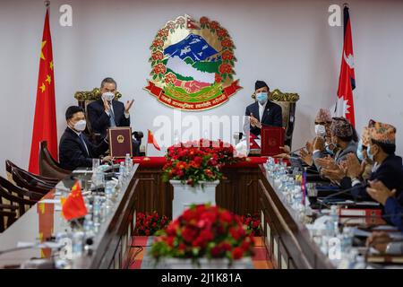 Kathmandu, Nepal. 26th Mar 2022. Il ministro degli Esteri nepalese, Narayan Khadka (R) e il ministro degli Esteri cinese, Wang Yi, hanno applaudito durante l'evento. Un Memorandum of Understanding (MoU) è stato firmato tra le due parti per l'assistenza finanziaria e tecnica, lo studio di fattibilità dei progetti delle linee di trasmissione e un gruppo di operatori sanitari cinesi che forniscono servizi in Nepal. (Foto di Prabin Ranabhat/SOPA Images/Sipa USA) Credit: Sipa USA/Alamy Live News Foto Stock