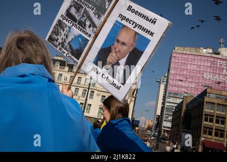 Glasgow, Scozia, 26 marzo 2022. Schierati con l'Ucraina a sostegno del paese nella sua attuale guerra contro l'invasione del presidente PutinÕs Russia, a George Square, a Glasgow, Scozia, 26 marzo 2022. Photo credit: Jeremy Sutton-Hibbert/Alamy Live News. Foto Stock