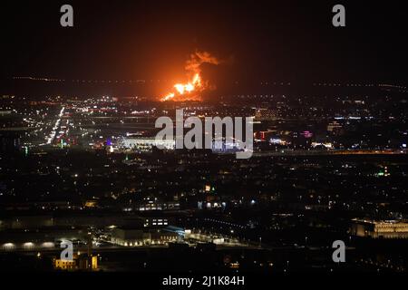 Impianto petrolifero Amarmco in incendio dopo un attacco da parte della Houthis durante la Formula 1 STC Saudi Arabian Grand Prix 2022, 2nd round del FIA Formula uno World Championship 2022, sul circuito di Jeddah Corniche, dal 25 al 27 marzo 2022 a Jeddah, Arabia Saudita - Foto Antonin Vincent / DPPI Foto Stock