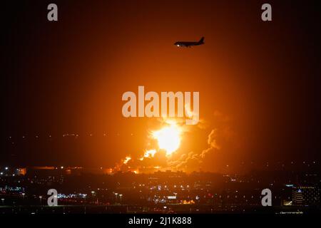 Impianto petrolifero Amarmco in incendio dopo un attacco da parte della Houthis durante la Formula 1 STC Saudi Arabian Grand Prix 2022, 2nd round del FIA Formula uno World Championship 2022, sul circuito di Jeddah Corniche, dal 25 al 27 marzo 2022 a Jeddah, Arabia Saudita - Foto Antonin Vincent / DPPI Foto Stock