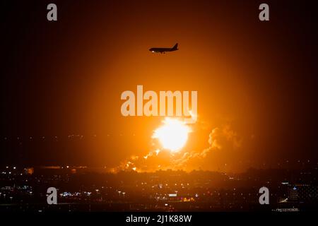 Impianto petrolifero Amarmco in incendio dopo un attacco da parte della Houthis durante la Formula 1 STC Saudi Arabian Grand Prix 2022, 2nd round del FIA Formula uno World Championship 2022, sul circuito di Jeddah Corniche, dal 25 al 27 marzo 2022 a Jeddah, Arabia Saudita - Foto Antonin Vincent / DPPI Foto Stock