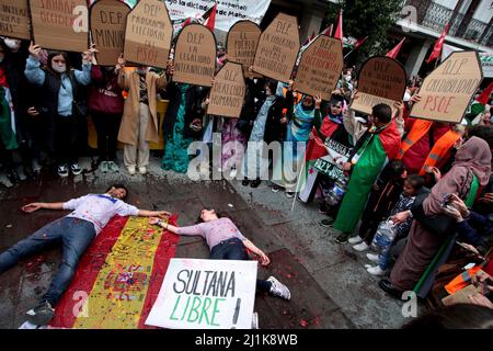 Madrid, Spagna. 26th Mar 2022. Davanti al Ministero degli Affari Esteri di Madrid si sono manifestate 2000 persone per il turno del governo nella posizione relativa al Sahara occidentale, tra centinaia di bandiere della Repubblica democratica araba del Sahara. A causa di quel presidente del governo Pedro Sánchez ha inviato al re marocchino Mohamed VI una lettera in cui il presidente spagnolo afferma che il piano di autonomia proposto dal Marocco è il più “serio, realistico e credible. Questa posizione ha suscitato critiche in Spagna, in quanto si rompe con la sua tradizionale neutralità sul territorio. Credit: dpa picture all Foto Stock