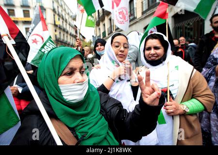 Madrid, Spagna. 26th Mar 2022. Davanti al Ministero degli Affari Esteri di Madrid si sono manifestate 2000 persone per il turno del governo nella posizione relativa al Sahara occidentale, tra centinaia di bandiere della Repubblica democratica araba del Sahara. A causa di quel presidente del governo Pedro Sánchez ha inviato al re marocchino Mohamed VI una lettera in cui il presidente spagnolo afferma che il piano di autonomia proposto dal Marocco è il più “serio, realistico e credible. Questa posizione ha suscitato critiche in Spagna, in quanto si rompe con la sua tradizionale neutralità sul territorio. Credit: dpa picture all Foto Stock