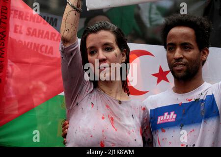 Madrid, Spagna. 26th Mar 2022. Davanti al Ministero degli Affari Esteri di Madrid si sono manifestate 2000 persone per il turno del governo nella posizione relativa al Sahara occidentale, tra centinaia di bandiere della Repubblica democratica araba del Sahara. A causa di quel presidente del governo Pedro Sánchez ha inviato al re marocchino Mohamed VI una lettera in cui il presidente spagnolo afferma che il piano di autonomia proposto dal Marocco è il più “serio, realistico e credible. Questa posizione ha suscitato critiche in Spagna, in quanto si rompe con la sua tradizionale neutralità sul territorio. Credit: dpa picture all Foto Stock