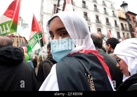 Madrid, Spagna. 26th Mar 2022. Davanti al Ministero degli Affari Esteri di Madrid si sono manifestate 2000 persone per il turno del governo nella posizione relativa al Sahara occidentale, tra centinaia di bandiere della Repubblica democratica araba del Sahara. A causa di quel presidente del governo Pedro Sánchez ha inviato al re marocchino Mohamed VI una lettera in cui il presidente spagnolo afferma che il piano di autonomia proposto dal Marocco è il più “serio, realistico e credible. Questa posizione ha suscitato critiche in Spagna, in quanto si rompe con la sua tradizionale neutralità sul territorio. Credit: dpa picture all Foto Stock