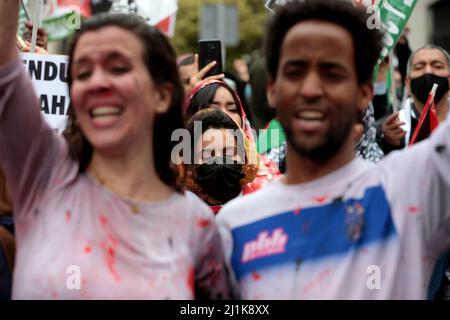 Madrid, Spagna. 26th Mar 2022. Davanti al Ministero degli Affari Esteri di Madrid si sono manifestate 2000 persone per il turno del governo nella posizione relativa al Sahara occidentale, tra centinaia di bandiere della Repubblica democratica araba del Sahara. A causa di quel presidente del governo Pedro Sánchez ha inviato al re marocchino Mohamed VI una lettera in cui il presidente spagnolo afferma che il piano di autonomia proposto dal Marocco è il più “serio, realistico e credible. Questa posizione ha suscitato critiche in Spagna, in quanto si rompe con la sua tradizionale neutralità sul territorio. Credit: dpa picture all Foto Stock