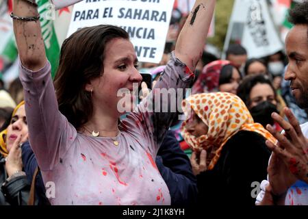 Madrid, Spagna. 26th Mar 2022. Davanti al Ministero degli Affari Esteri di Madrid si sono manifestate 2000 persone per il turno del governo nella posizione relativa al Sahara occidentale, tra centinaia di bandiere della Repubblica democratica araba del Sahara. A causa di quel presidente del governo Pedro Sánchez ha inviato al re marocchino Mohamed VI una lettera in cui il presidente spagnolo afferma che il piano di autonomia proposto dal Marocco è il più “serio, realistico e credible. Questa posizione ha suscitato critiche in Spagna, in quanto si rompe con la sua tradizionale neutralità sul territorio. Credit: dpa picture all Foto Stock