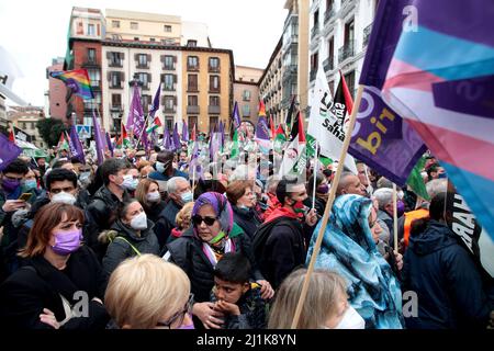 Madrid, Spagna. 26th Mar 2022. Davanti al Ministero degli Affari Esteri di Madrid si sono manifestate 2000 persone per il turno del governo nella posizione relativa al Sahara occidentale, tra centinaia di bandiere della Repubblica democratica araba del Sahara. A causa di quel presidente del governo Pedro Sánchez ha inviato al re marocchino Mohamed VI una lettera in cui il presidente spagnolo afferma che il piano di autonomia proposto dal Marocco è il più “serio, realistico e credible. Questa posizione ha suscitato critiche in Spagna, in quanto si rompe con la sua tradizionale neutralità sul territorio. Credit: dpa picture all Foto Stock