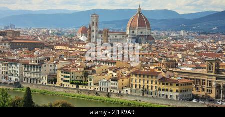 Una foto panoramica di Firenze dal drone Foto Stock