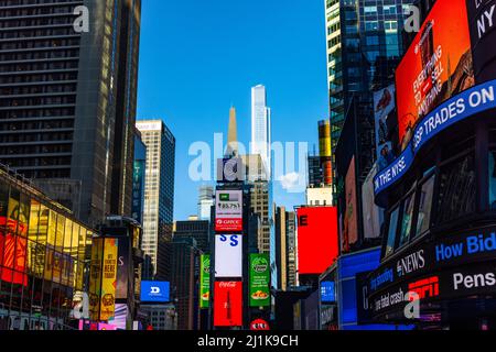 Molti cartelloni digitali colorati lampeggiano e brillano tra Times Square NYC Foto Stock