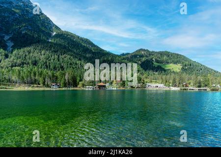 Le acque verdi del lago di montagna Dobbiaco nelle alpi dolomitiche italiane Foto Stock