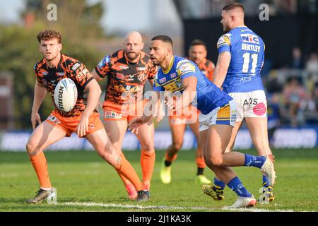 Leeds, Inghilterra - 26th marzo 2022 - Kruise Leeming (9) di Leeds Rhinos lancia l'attacco. Rugby League Betfred Challenge Cup Leeds Rhinos vs Castleford Tigers allo stadio Headingley di Leeds, Regno Unito Dean Williams Foto Stock