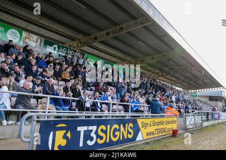 NORTHAMPTON, UK MAR 26th gli appassionati di Hartlepool United durante la seconda metà della partita della Sky Bet League 2 tra Northampton Town e Hartlepool United al PTS Academy Stadium di Northampton sabato 26th marzo 2022. (Credit: John Cripps | MI News) Credit: MI News & Sport /Alamy Live News Foto Stock