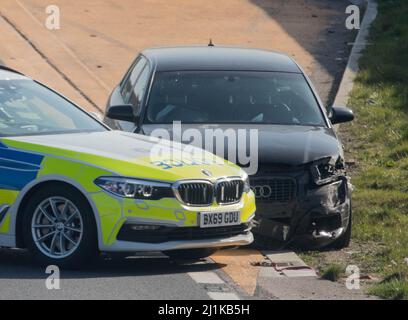 La polizia sta facendo appello per i testimoni dopo una collisione di cinque auto sulla M23 vicino Patcham subito dopo le 11:05am di sabato (26 marzo). Gli ufficiali hanno risposto a un Automated Number Plate Recognition (ANPR) colpito su una Audi nera che stava viaggiando a velocità eccessiva verso nord sulla M23. Ciò ha comportato una collisione di cinque auto sull'autostrada, comprese due auto di polizia che non facevano parte dell'inseguimento. Tre persone, tra cui due poliziotti, hanno subito lesioni a causa della collisione. Lo svincolo nove del M23 rimane chiuso. Non è ancora chiaro quando la strada si riapre e si guida Foto Stock