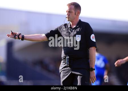 Londra, Regno Unito. 26th Mar 2022. Arbitro Darren Handley in azione durante il gioco. EFL Skybet Football League One Match, AFC Wimbledon contro Cambridge Utd a Plow Lane a Londra sabato 26th marzo 2022. Questa immagine può essere utilizzata solo a scopo editoriale. Solo per uso editoriale, licenza richiesta per uso commerciale. Nessun uso in scommesse, giochi o un singolo club/campionato/player pubblicazioni. pic di Steffan Bowen/Andrew Orchard sport fotografia/Alamy Live news credito: Andrew Orchard sport fotografia/Alamy Live News Foto Stock