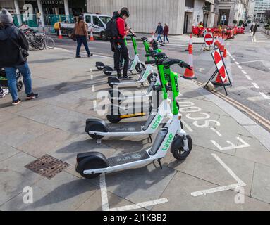 Calce e-scooters in un parcheggio a Londra, Inghilterra, Regno Unito Foto Stock