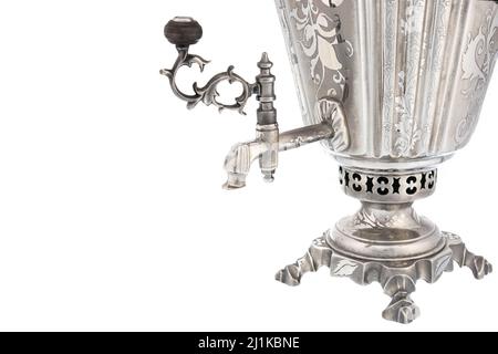 Argento cromato Vecchio Vintage Metal tradizionale russo Teapot samovar isolato su bianco. Utensili folcloristici per bere il tè, bollitore d'acqua. Foto Stock