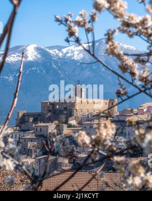 Il bellissimo borgo di Capestrano in primavera, provincia di l'Aquila, Abruzzo, Italia. Foto Stock