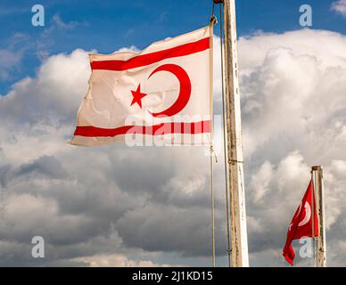 La bandiera della Repubblica turca di Cipro del Nord vola dal palo a Karpaz Anayolu, Dipkarpaz Foto Stock