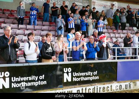 NORTHAMPTON, UK MAR 26th i fan di Hartlepool United dopo la partita della Sky Bet League 2 tra Northampton Town e Hartlepool si sono Uniti al PTS Academy Stadium di Northampton sabato 26th marzo 2022. (Credit: John Cripps | MI News) Credit: MI News & Sport /Alamy Live News Foto Stock