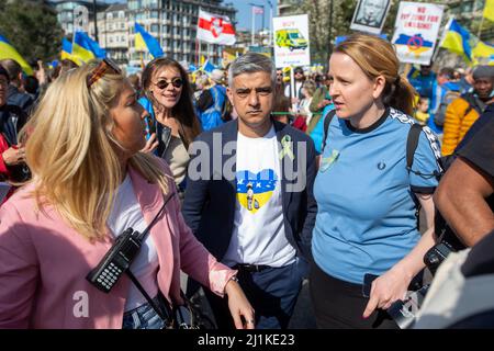 Londra, Inghilterra, Regno Unito. 26th Mar 2022. Decine di migliaia di persone hanno marciato nel centro di Londra nella marcia 'London Stands with Ukraine' organizzata dal sindaco Sadiq Khan. (Credit Image: © Tayfun Salci/ZUMA Press Wire) Foto Stock