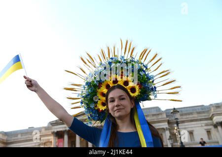 Londra, Regno Unito. 26th Mar 2022. Migliaia di persone riempiono le strade di Londra per rispondere alla chiamata del Presidente dell'Ucraina Volodymyr Zelenskyy di venire nelle vostre piazze, nelle vostre strade. Rendetevi visibili e ascoltati. Dite che le persone contano. La libertà conta. La pace conta. L’Ucraina conta. La protesta arriva 30 giorni dopo l'invasione dell'Ucraina da parte della Russia giovedì 24th marzo 2022. Credit: MARTIN DALTON/Alamy Live News Foto Stock