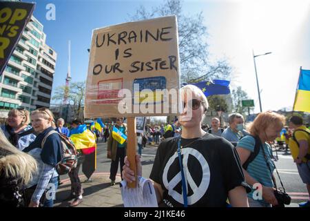 Londra, Inghilterra, Regno Unito. 26th Mar 2022. Decine di migliaia di persone hanno marciato nel centro di Londra nella marcia 'London Stands with Ukraine' organizzata dal sindaco Sadiq Khan. (Credit Image: © Tayfun Salci/ZUMA Press Wire) Foto Stock