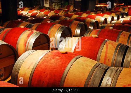 Il vino matura in botti di legno in una cantina della Napa Valley Foto Stock