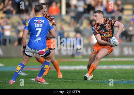 Leeds, Inghilterra - 26th marzo 2022 - Jake Trueman di Castleford Tigers in azione. Rugby League Betfred Challenge Cup Leeds Rhinos vs Castleford Tigers allo stadio Headingley di Leeds, Regno Unito Dean Williams Foto Stock