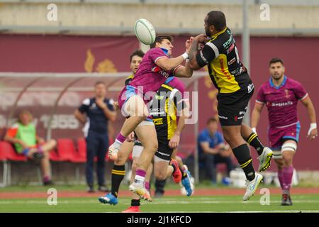 Roma, Italia. 26th Mar 2022. Filippo di Marco (FF.OO. Rugby) contro Samuela Vunisa (Rugby Calvisano) durante FF.OO. Rugby Vs Rugby Calvisano, Campionato Italiano di rugby Top 10 a Roma, Italia, Marzo 26 2022 Credit: Agenzia indipendente di Foto/Alamy Live News Foto Stock