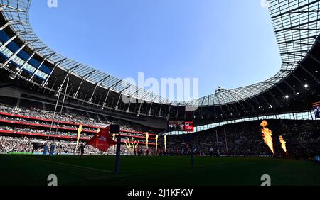 Tottenham, Regno Unito. 26th Mar 2022. Premiership Rugby. Saracens V Bristol Bears. Lo stadio Tottenham Hotspur. Tottenham. I fuochi d'artificio si spengono all'inizio del Showdown 2, in associazione con City Index, Saracens V Bristol Bears Gallagher Premiership rugby match. Credit: Sport in immagini/Alamy Live News Foto Stock