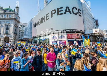 Londra, Regno Unito. 26 Mar 2022. Passando la pace sicn al circo di Piccadilly dove Alistair Campbell - 'Londra sta con l'Ucraina' inizia con una marcia di solidarietà da Park Lane, passando il messaggio di Yoko Ono 'IMAGINE PEACE', sulle luci di Piccadilly, e terminando con una veglia si svolgerà a Trafalgar Square. Organizzato dal Sindaco di Londra, in collaborazione CON CIRCA e il progetto Yoko Ono ‘Imagine Peace’, con il sostegno di Landsec. Chiunque voglia donare per aiutare le vittime del conflitto è incoraggiato a farlo attraverso l'UNCERF (Fondo centrale di risposta alle emergenze delle Nazioni Unite). Credito: Guy Bell/Alamy
