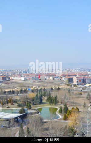 Vista sulla città con piscina artificiale e bandiera turca Foto Stock