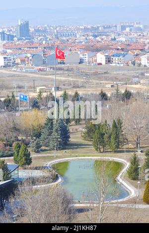 Vista sulla città con piscina artificiale e bandiera turca Foto Stock