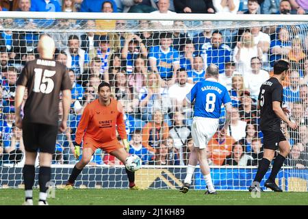 Paul Gascoigne di Rangers segna il secondo obiettivo della partita durante la partita di 150th anni all'Ibrox Stadium di Glasgow. Data foto: Sabato 26 marzo 2022. Foto Stock