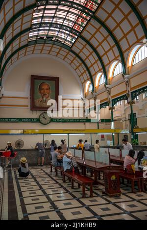 HO chi MINH CITY, VIETNAM - 19 DICEMBRE 2015: Interno del vecchio edificio del principale ufficio postale . Ho Chi Minh, Vietnam Foto Stock
