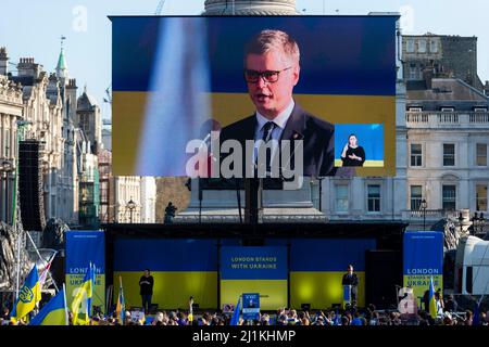 Londra, Regno Unito. 26 marzo 2022. Sua Eccellenza Vadym Prystaiko, Ambasciatore ucraino, parla a una veglia a Trafalgar Square durante un evento di solidarietà “Londra è in piedi con l’Ucraina”. Il presidente ucraino Volodymyr Zelensky ha lanciato un appello a persone di tutto il mondo affinché si portino in piazza per dimostrare sostegno all'Ucraina per segnare un mese dell'invasione russa. Credit: Stephen Chung / Alamy Live News Foto Stock