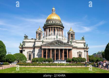 SAN PIETROBURGO, RUSSIA - 19 GIUGNO 2019: Vista della Cattedrale di Sant'Isacco in una giornata estiva soleggiata. San Pietroburgo. Russia Foto Stock