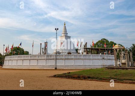 Serata nuvolosa all'antico tempio buddista di Thuparama Dagoba. Anuradhapura, Sri Lanka Foto Stock