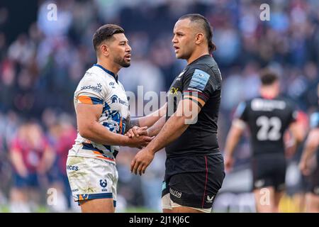LONDRA, REGNO UNITO. 26th, Mar 2022. Charles Piutau di Bristol Bears (a sinistra) saluta Billy Vunipola di Saracens (a destra) durante Gallagher Premiership Rugby - Saracens vs Bristol Bears al Tottenham Hotspur Stadium sabato 26 marzo 2022. LONDRA INGHILTERRA. Credit: Taka G Wu/Alamy Live News Foto Stock