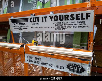 Bothell, WA USA - circa Aprile 2021: Stazione "Taglia te stesso" all'interno di Home Depot, dove i clienti possono creare la lunghezza di legno di cui hanno bisogno. Foto Stock