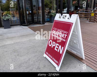 Tacoma, WA USA - circa Agosto 2021: Vista ad angolo del cartello d'ingresso per il Museo del Porto di Foss Waterway. Foto Stock