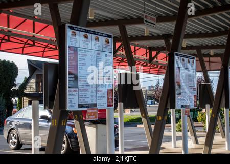 Bellevue, WA USA - circa Novembre 2021: Vista angolata di un Burgermaster fast food in una giornata luminosa e soleggiata. Foto Stock