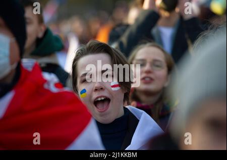 Varsavia, Varsavia, Polonia. 26th Mar 2022. Una donna con bandiere storiche bielorusse e ucraine dipinte sulle guance urla slogan durante la festa della libertà bielorussa il 26 marzo 2022 a Varsavia, in Polonia. Diverse migliaia di cittadini bielorussi hanno marciato dalla Piazza della Costituzione all'ambasciata russa per celebrare la Giornata della libertà, conosciuta anche come la Giornata dell'indipendenza della Bielorussia e protestare contro l'aggressione russa all'Ucraina. La giornata della libertà è ampiamente celebrata dalla diaspora bielorussa e quest'anno ha visto la partecipazione dei cittadini ucraini e del leader dell'opposizione bielorussa Foto Stock