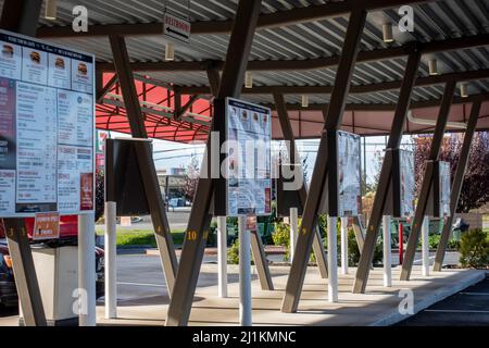 Anacortes, WA USA - circa Novembre 2021: Vista angolata di un Burgermaster fast food drive in in una giornata luminosa e soleggiata. Foto Stock